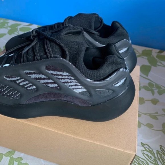 Yeezy 700 v3 main image 5